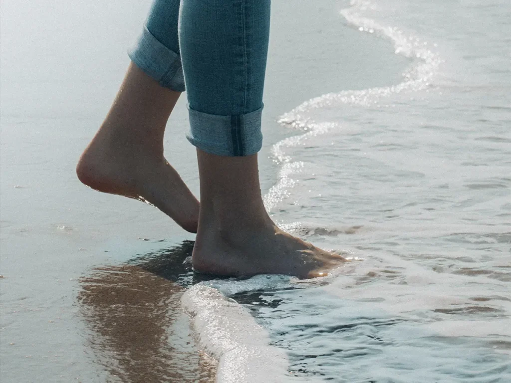 Barfuss am Strand im Sommer